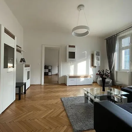 Velky Spacious Centrum Apartment